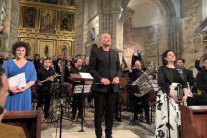 Joaquín Valdeón, director del Coro Universitario de Oviedo y de la Cantata dedicada al milenario del Monasterio de San Salvador de Cornellana.