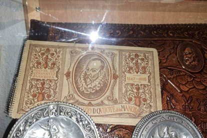 Objetos de la exposición dedicada al Quijote.  DL