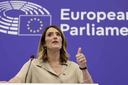 Roberta Metsola celebra una conferencia de prensa tras ser reelegida Presidenta del Parlamento Europeo, en Estrasburgo, Francia, el 16 de julio de 2024. La primera sesión del nuevo Parlamento Europeo se inauguró el 16 de julio y los eurodiputados eligieron a su presidente para los próximos dos años y medio. (Francia, Estrasburgo) EFE/EPA/RONALD WITTEK