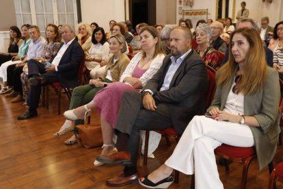 Ramón Carro (Moteros Solidarios), Raquel Simón (Hogar de la Esperanza), Ana Gatero (Diario de León), Natalia Díez (CaixaBank) y Félix Llorente (Asleca).  RAMIRO