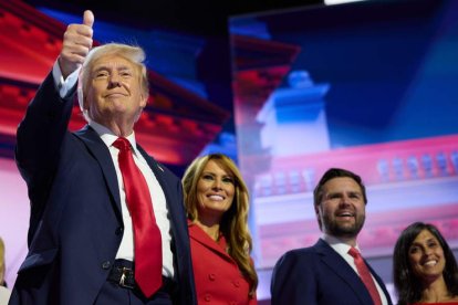 Trump y su candidato a vicepresidente, el senador JD Vance, con sus esposas, Melania Trump y Usha Vance, en el cierre de la convención republicana.  ALLISON DINNER