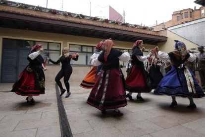 El patio del Museo de la Emigración Leonesa fue escenario del encuentro.