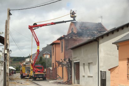 Un incendio iniciado en el garaje arrasa una vivienda en Cacabelos.
