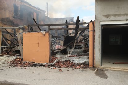 Un incendio iniciado en el garaje arrasa una vivienda en Cacabelos.