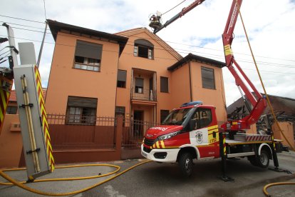 Un incendio iniciado en el garaje arrasa una vivienda en Cacabelos.