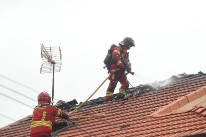 Un incendio iniciado en el garaje arrasa una vivienda en Cacabelos.