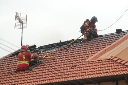 Un incendio iniciado en el garaje arrasa una vivienda en Cacabelos.