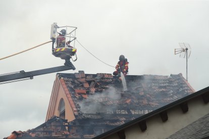 Un incendio iniciado en el garaje arrasa una vivienda en Cacabelos.