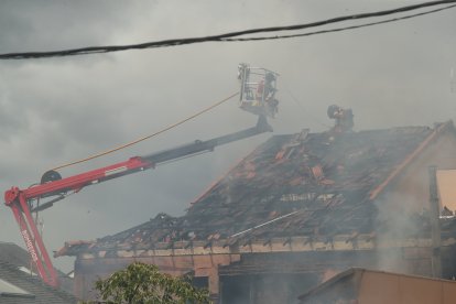 Un incendio iniciado en el garaje arrasa una vivienda en Cacabelos.