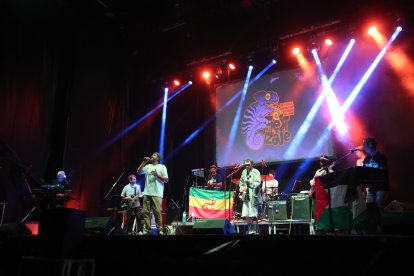 La música del Fiestizaje pone el contrapunto al silencio de Las Edades del Hombre en Villafranca