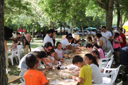 Los niños esperan el turno para el pinta caras.  CAMPOS