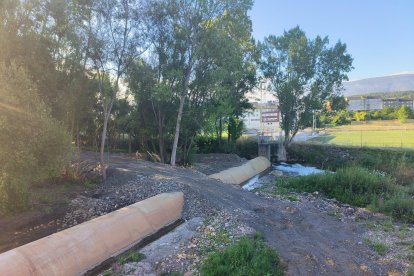 Obras de Endesa en el azud del río Boeza en Bembibre.