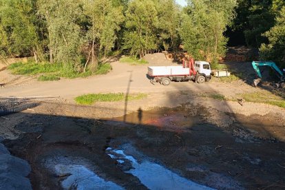 Obras de Endesa en el azud del río Boeza en Bembibre.