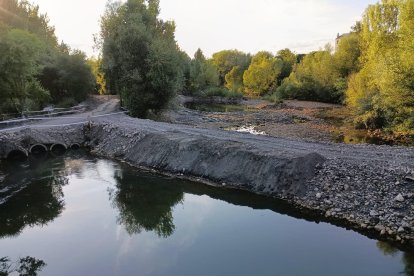 Obras de Endesa en el azud del río Boeza en Bembibre.