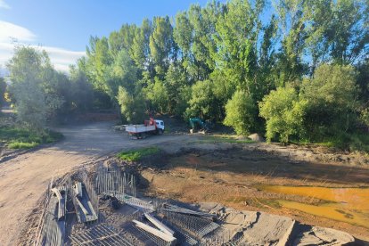 Obras de Endesa en el azud del río Boeza en Bembibre.
