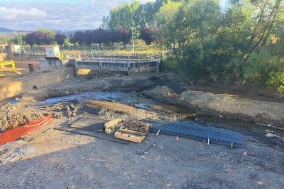 Obras de Endesa en el azud del río Boeza en Bembibre.