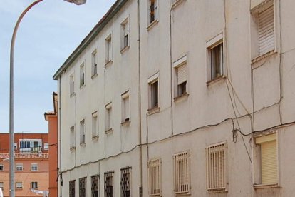 Uno de los edificios de Pinilla antes de la rehabilitación. 
