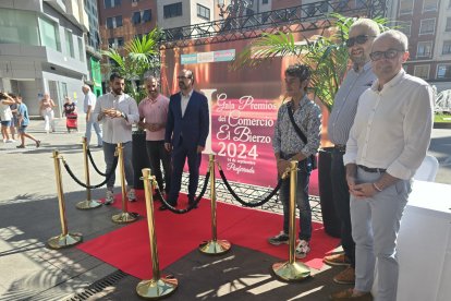A la izquierda, Iván Rodríguez, David Pacios, Marco Morala. Derecha, miembros de El Centro Mola y el edil Luis Antonio Moreno