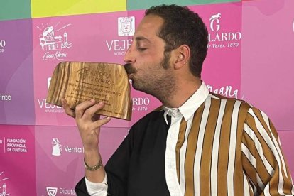 El leonés Héctor Loureiro durante el rodaje del cortometraje ‘Largo Viaje’ en Benidorm.  DL