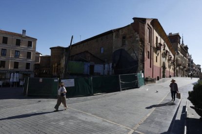 El solar del antiguo mesón Casa Luisón, en el esquinazo de Puerta Obispo con Serradores.