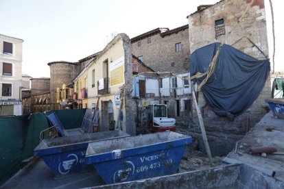 Las máquinas trabajan para la ejecución de los pisos turísticos en Casa Luisón.