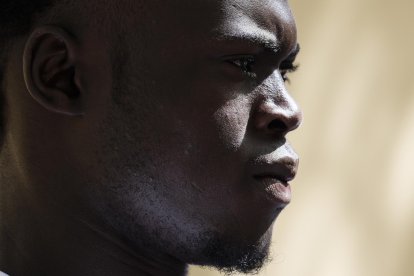 El joven senegalés Mor Mbengue cuenta a EFE su experiencia tras abandonar el centro de menores al cumplir los 18 años y sus expectativas en España tras llegar a Canarias en cayuco. EFE/Alberto Valdés