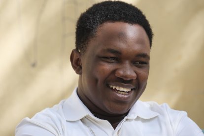 El joven maliense Brehima Niakate cuenta a EFE su experiencia tras abandonar el centro de menores al cumplir los 18 años y sus expectativas en España tras llegar a Canarias en cayuco. EFE/Alberto Valdés