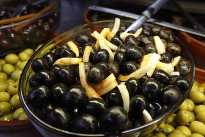 Las aceitunas aliñadas son un clásico de El Serranillo.