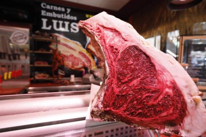 Los mejores cortes se ofrecen en el escaparate de Carnes y Embutidos Luis.