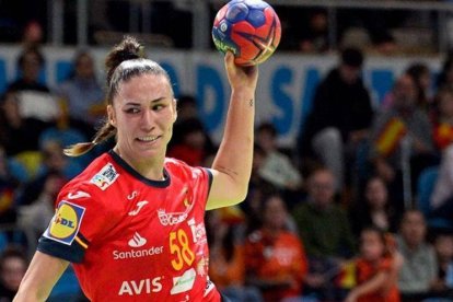 La zamorana se ha convertido en una jugadora fija en la selección femenina de balonmano. Es junto a Mireya González la representación de Castilla y León en el equipo femenino. Sabe que las medallas se venden muy caras, pero también que hay opción para luchar por ellas.