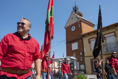 El desfile de pendones cierra la fiesta del verano en Gradefes.