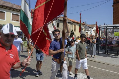 El desfile de pendones cierra la fiesta del verano en Gradefes.