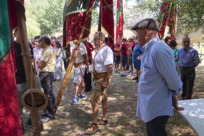 El desfile de pendones cierra la fiesta del verano en Gradefes.
