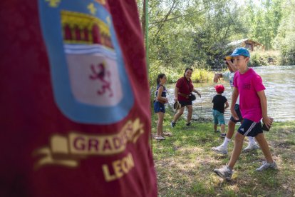 El desfile de pendones cierra la fiesta del verano en Gradefes.