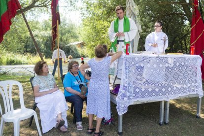 El desfile de pendones cierra la fiesta del verano en Gradefes.