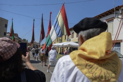 El desfile de pendones cierra la fiesta del verano en Gradefes.