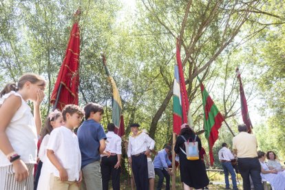 El desfile de pendones cierra la fiesta del verano en Gradefes.