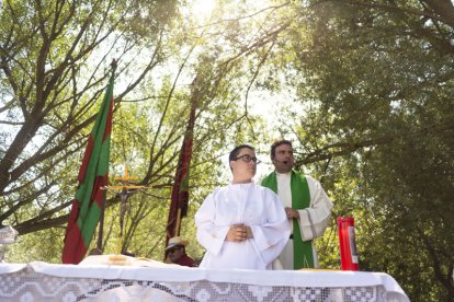 El desfile de pendones cierra la fiesta del verano en Gradefes.