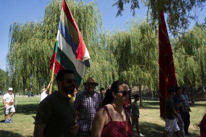 El desfile de pendones cierra la fiesta del verano en Gradefes.