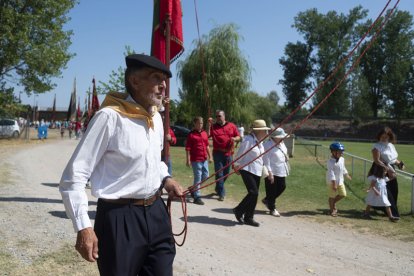 El desfile de pendones cierra la fiesta del verano en Gradefes.