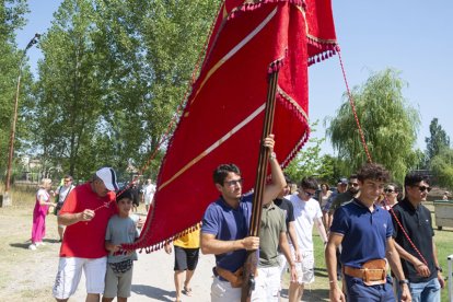 El desfile de pendones cierra la fiesta del verano en Gradefes.