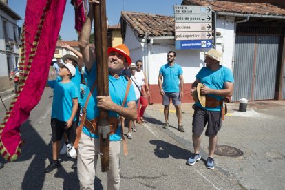 El desfile de pendones cierra la fiesta del verano en Gradefes.