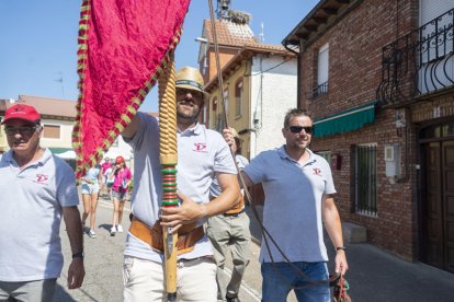 El desfile de pendones cierra la fiesta del verano en Gradefes.
