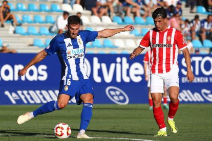La SD Ponferradina tuteó al Real Sporting de Gijón en El Toralín.  L. DE LA MATA