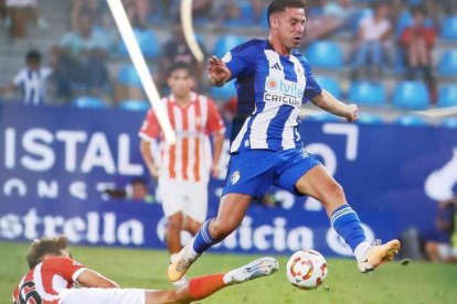 Álvaro Bustos, el último fichaje de la Deportiva, también jugó.  L. DE LA MATA