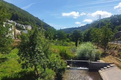 El valle al que mira el pueblo de Barjas con su río y playa fluvial.