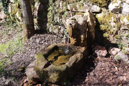 El manantial de Las Caldas de Boñar con sus tres grifos que usan los vecinos para su consumo. CAMPOS
