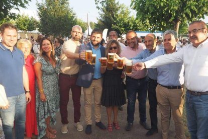 Imagen de asistentes a la feria de Carrizo.  DL
