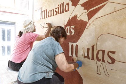 Sacando el relieve de las letras de Mansilla de las Mulas.