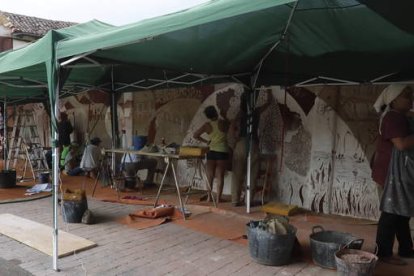 El mural está a la entrada de Mansilla de las Mulas, sobre una pared de la antaño famosa casa Modino.